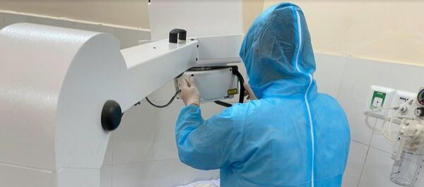 Nhân viên y tế Bệnh viện điều trị COVID-19 diễn tập tình huống tiếp nhận bệnh nhân COVID-19 từ các bệnh viện khác chuyển đến. - Sputnik Việt Nam