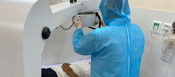 Nhân viên y tế Bệnh viện điều trị COVID-19 diễn tập tình huống tiếp nhận bệnh nhân COVID-19 từ các bệnh viện khác chuyển đến.  - Sputnik Việt Nam