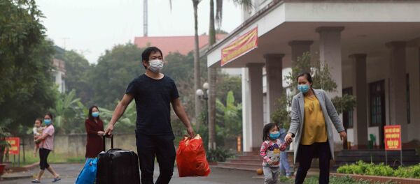 Người hết thời hạn cách ly tại Trung đoàn 834 Bộ Chỉ huy quân sự tỉnh Vĩnh Phúc được trở về nhà. - Sputnik Việt Nam