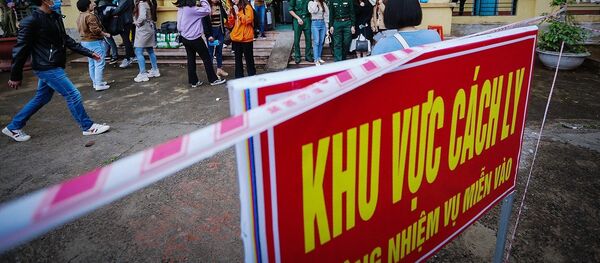 Quang cảnh buổi chia tay của các công dân sau khi hoàn thành thời gian cách ly, theo dõi COVID-19 tại trường Quân sự tỉnh Hòa Bình. - Sputnik Việt Nam