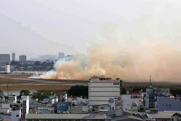 Máy bay Vietnam Airlines nổ lốp ở Tân Sơn Nhất Máy bay Vietnam Airlines nổ lốp ở Tân Sơn Nhất - Sputnik Việt Nam