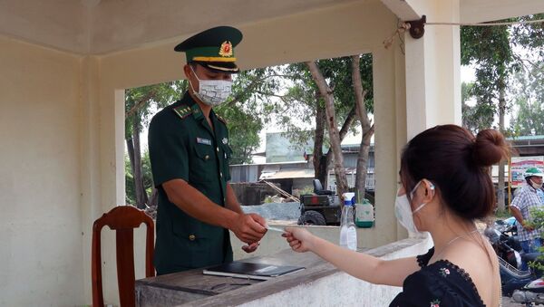 Cán bộ, chiến sĩ Đồn Biên phòng cửa khẩu quốc tế Hà Tiên kiểm soát, giám sát chặt chẽ người dân qua lại biên giới. - Sputnik Việt Nam