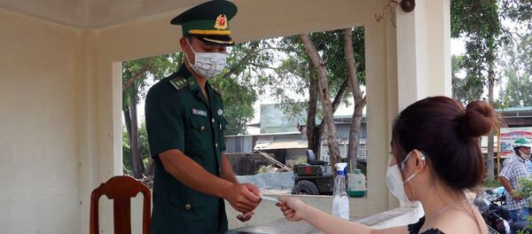 Cán bộ, chiến sĩ Đồn Biên phòng cửa khẩu quốc tế Hà Tiên kiểm soát, giám sát chặt chẽ người dân qua lại biên giới. - Sputnik Việt Nam
