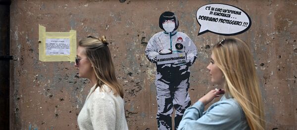 Các cô gái trên nền của một bức tường với graffiti về chủ đề coronavirus của nghệ sĩ Laika ở Rome Các cô gái trên nền của một bức tường với graffiti về chủ đề coronavirus của nghệ sĩ Laika ở Rome - Sputnik Việt Nam