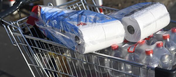 Giấy vệ sinh trong xe đẩy ở siêu thị Dortmund, Đức - Sputnik Việt Nam