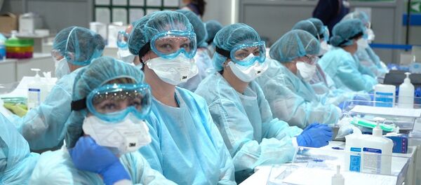 Nhân viên y tế trước khi bắt đầu kiểm tra hành khách tại sân bay Sheremetyevo. Nhân viên y tế trước khi bắt đầu kiểm tra hành khách tại sân bay Sheremetyevo. - Sputnik Việt Nam