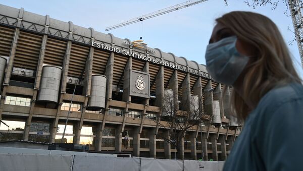 Cô gái đeo mặt nạ bảo vệ tại sân vận động Santiago Bernabeu ở Madrid - Sputnik Việt Nam