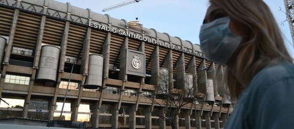 Cô gái đeo mặt nạ bảo vệ tại sân vận động Santiago Bernabeu ở Madrid - Sputnik Việt Nam