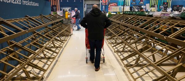 Một người đàn ông bên kệ hàng trống rống trong siêu thị ở Tây Ban Nha Một người đàn ông bên kệ hàng trống rống trong siêu thị ở Tây Ban Nha - Sputnik Việt Nam