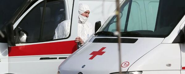 Tài xế xe cứu thương gần bệnh viện cho bệnh nhân nghi ngờ nhiễm coronavirus. Tài xế xe cứu thương gần bệnh viện cho bệnh nhân nghi ngờ nhiễm coronavirus. - Sputnik Việt Nam