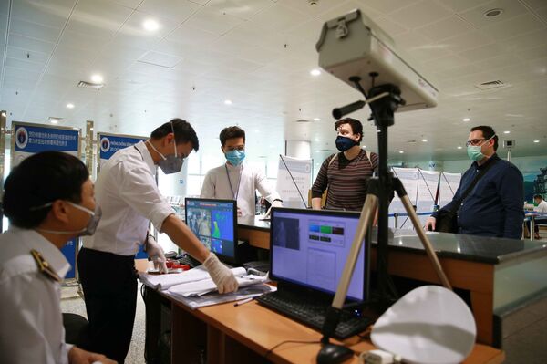 Chống Covid-19: Việt Nam lên tiếng về việc phân biệt người Việt và người nước ngoài - Sputnik Việt Nam