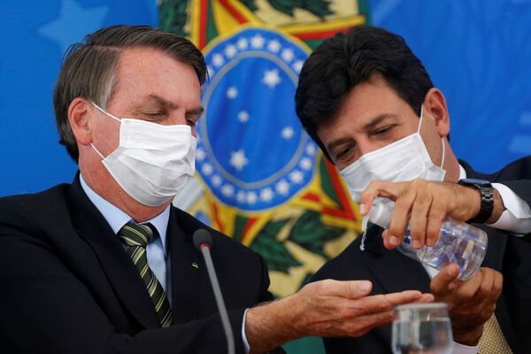 Tổng thống Brazil Jair Bolsonaro và Bộ trưởng Ý tế Luiz Henrique Mandettas trong một hội nghị ở Brazil - Sputnik Việt Nam