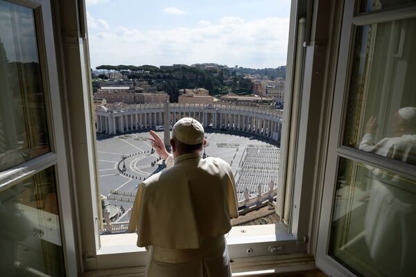 Đức Giáo Hoàng Phanxicô ban phước trước quảng trường trống rỗng Thánh Peter ở Vatican - Sputnik Việt Nam