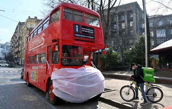 Xe buýt cũng đeo khẩu trang bảo vệ ở trung tâm Kiev, Ukraina - Sputnik Việt Nam