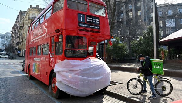 Xe buýt cũng đeo khẩu trang bảo vệ ở trung tâm Kiev, Ukraina - Sputnik Việt Nam