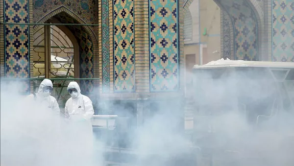 Khử trùng một nhà thờ Hồi giáo ở thành phố Mashhad, Iran. - Sputnik Việt Nam