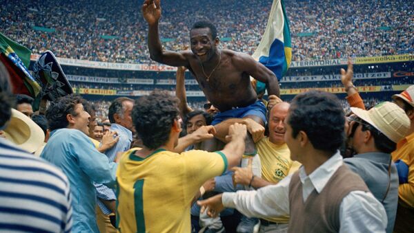 Pele ăn mừng sau khi Brazil giành World Cup thứ ba tại Mexico vào năm 1970 - Sputnik Việt Nam