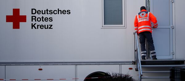 Nhân viên Hội Chữ thập đỏ tại một khu y tế di động Nhân viên Hội Chữ thập đỏ tại một khu y tế di động - Sputnik Việt Nam