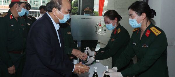Thủ tướng Nguyễn Xuân Phúc rửa tay sát khuẩn trước khi vào họp Thủ tướng Nguyễn Xuân Phúc rửa tay sát khuẩn trước khi vào họp - Sputnik Việt Nam