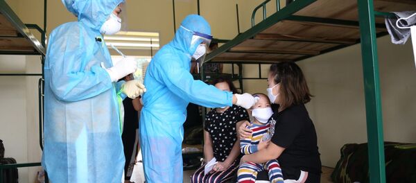 Nhân viên y tế theo dõi, thăm khám sức khỏe hằng ngày cho những người thực hiện cách ly tại các đơn vị quân đội. Nhân viên y tế theo dõi, thăm khám sức khỏe hằng ngày cho những người thực hiện cách ly tại các đơn vị quân đội. - Sputnik Việt Nam