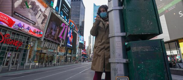 Девушка в медицинской маске на Таймс-сквер в Манхэттене - Sputnik Việt Nam