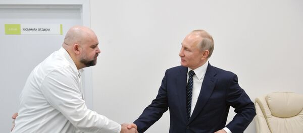 Tổng thống Nga Vladimir Putin và Denis Protsenko, bác sĩ trưởng của bệnh viện ở Kommunarka Tổng thống Nga Vladimir Putin và Denis Protsenko, bác sĩ trưởng của bệnh viện ở Kommunarka - Sputnik Việt Nam