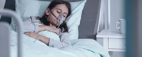 Cô gái đeo mặt nạ dưỡng khí tại bệnh viện - Sputnik Việt Nam