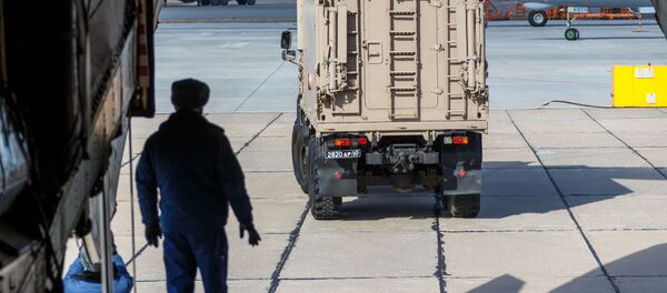 Một chiếc xe có thiết bị y tế dự định chuyển đến Ý để chống lại virus COVID-19 trong khi tải lên máy bay vận tải quân sự của Lực lượng hàng không vũ trụ Nga Il-76 MD - Sputnik Việt Nam