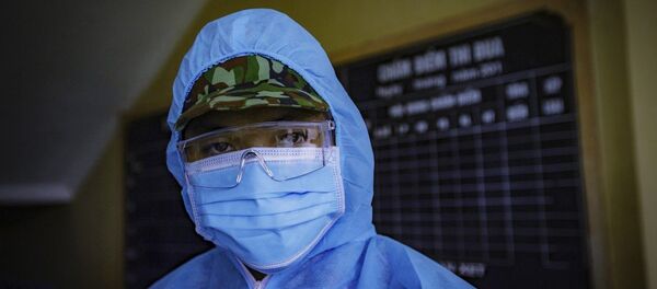 Chân dung một chiến sĩ bộ đội trẻ trong lực lượng đón đoàn công dân về cách ly. Họ là những người sẽ trực tiếp gắn bó và phục vụ các công dân trong suốt khoảng thời gian cách ly tại trường Quân sự tỉnh Hòa Bình. Chân dung một chiến sĩ bộ đội trẻ trong lực lượng đón đoàn công dân về cách ly. Họ là những người sẽ trực tiếp gắn bó và phục vụ các công dân trong suốt khoảng thời gian cách ly tại trường Quân sự tỉnh Hòa Bình. - Sputnik Việt Nam