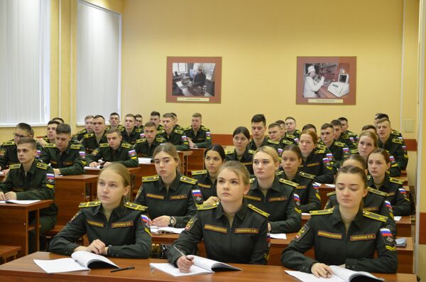 Tại sao các cô gái học bắn súng phun lửa? - Sputnik Việt Nam