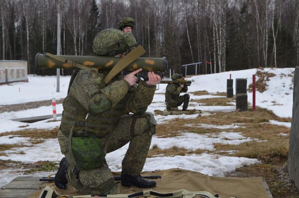 Tại sao các cô gái học bắn súng phun lửa? - Sputnik Việt Nam