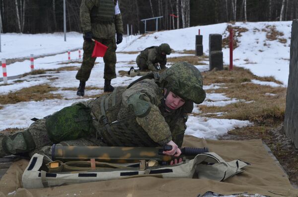 Tại sao các cô gái học bắn súng phun lửa? - Sputnik Việt Nam