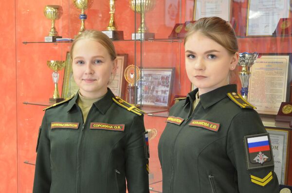 Tại sao các cô gái học bắn súng phun lửa? - Sputnik Việt Nam