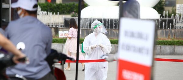 Khu vực cổng số 1 Bệnh viện Bạch Mai luôn có đội ngũ y tế trực đo thân nhiệt và sát khuẩn tay cho người dân. Khu vực cổng số 1 Bệnh viện Bạch Mai luôn có đội ngũ y tế trực đo thân nhiệt và sát khuẩn tay cho người dân. - Sputnik Việt Nam