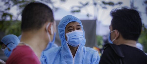 Những thắc mắc của các công dân được lực lượng chức năng hướng dẫn, giải thích tận tình. Những thắc mắc của các công dân được lực lượng chức năng hướng dẫn, giải thích tận tình. - Sputnik Việt Nam