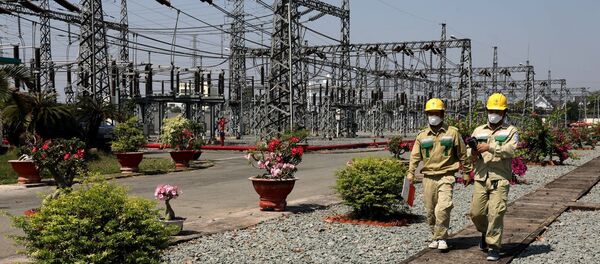 Công nhân vận hành trạm 500kV Tân Định (Công ty Truyền tải Điện 4) thực hiện nghiêm túc biện pháp phòng, chống dịch COVID-19. - Sputnik Việt Nam