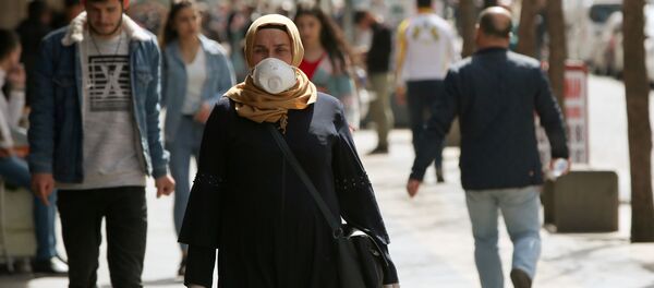 Người phụ nữ đeo mặt nạ bảo vệ trên đường phố DIYarbakir ở Thổ Nhĩ Kỳ - Sputnik Việt Nam