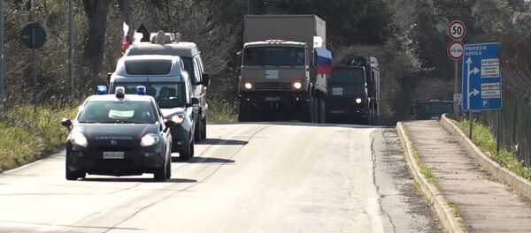 Một cột trang thiết bị đặc biệt với các chuyên gia quân sự của Bộ Quốc phòng Nga trong một cuộc tuần hành từ căn cứ không quân của Ý, ông Prat Pratique di Mare, đến thành phố Bergamo - Sputnik Việt Nam