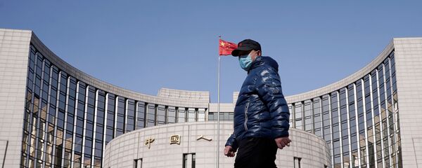 Người đàn ông đeo mặt nạ trên nền của Ngân hàng Nhân dân Trung Quốc - Sputnik Việt Nam