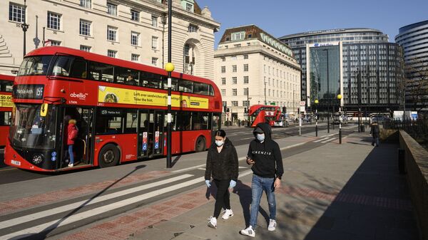 Người qua đường trên cầu Westminster ở London - Sputnik Việt Nam