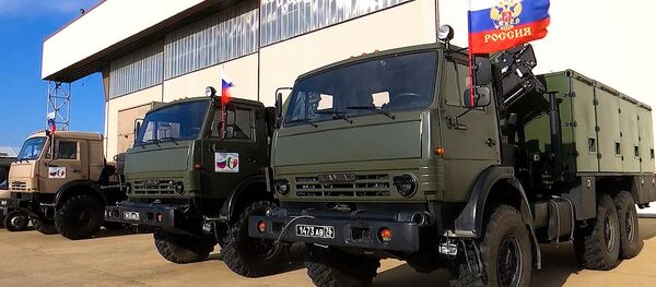 Một cột thiết bị đặc biệt với các chuyên gia quân sự của Bộ Quốc phòng Nga tại căn cứ không quân Ý Practiceitioner de Mare Một cột thiết bị đặc biệt với các chuyên gia quân sự của Bộ Quốc phòng Nga tại căn cứ không quân Ý Practiceitioner de Mare - Sputnik Việt Nam