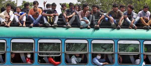 Người dân trên một chiếc xe buýt đông đúc trên đường về nhà do lệnh cách ly, tại Calcutta - Sputnik Việt Nam