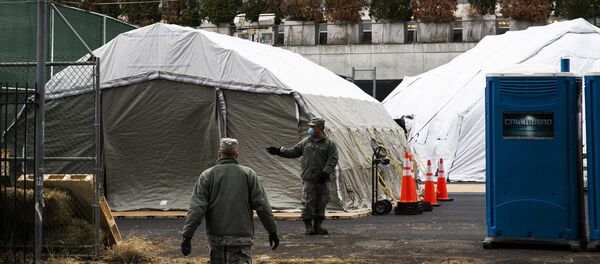 Các công nhân đang xây dựng một nhà xác gần Bệnh viện Bellevue ở New York. - Sputnik Việt Nam