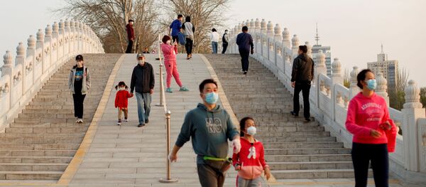 Người đi bộ trong một công viên ở Bắc Kinh. Người đi bộ trong một công viên ở Bắc Kinh. - Sputnik Việt Nam