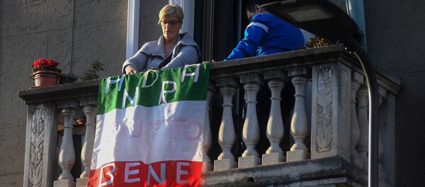 Người phụ nữ trên ban công với dòng chữ Mọi thứ sẽ ổn trên lá cờ của Ý ở Milan - Sputnik Việt Nam