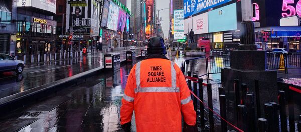 Người đàn ông của Times Square Alliance ở quảng trường Times trống ở New York Người đàn ông của Times Square Alliance ở quảng trường Times trống ở New York - Sputnik Việt Nam
