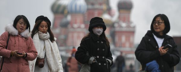 Khách du lịch trong mặt nạ bảo vệ trên Quảng trường Đỏ. Matxcơva Khách du lịch trong mặt nạ bảo vệ trên Quảng trường Đỏ. Matxcơva - Sputnik Việt Nam