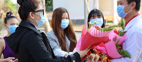 Bốn bệnh nhân tặng hoa cảm ơn bác sỹ điều trị trong thời điểm được xuất viện về nhà Bốn bệnh nhân tặng hoa cảm ơn bác sỹ điều trị trong thời điểm được xuất viện về nhà - Sputnik Việt Nam