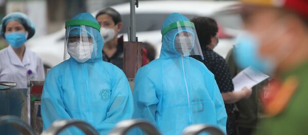 Các lực lượng túc trực tại cổng Bệnh viện Bạch Mai trong chiều 28/3 Các lực lượng túc trực tại cổng Bệnh viện Bạch Mai trong chiều 28/3 - Sputnik Việt Nam