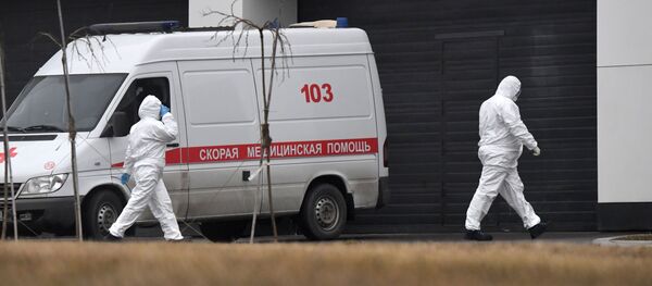 Nhân viên cứu thương trong trang phục bảo vệ tại tổ hợp bệnh viện ở Kommunarka  - Sputnik Việt Nam